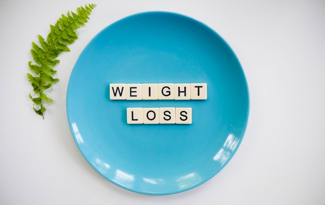 nápis weight loss na talíři