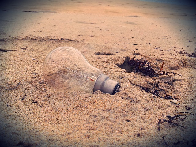 stará žárovka na písku