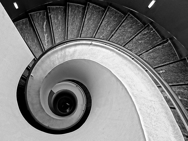 černobílé točité schody.jpg