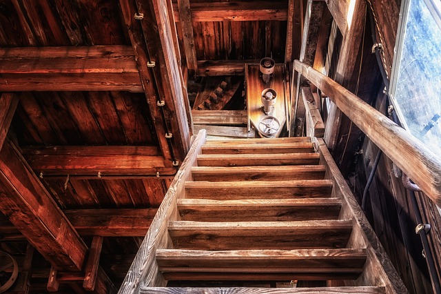 dřevěné schodiště interiér.jpg
