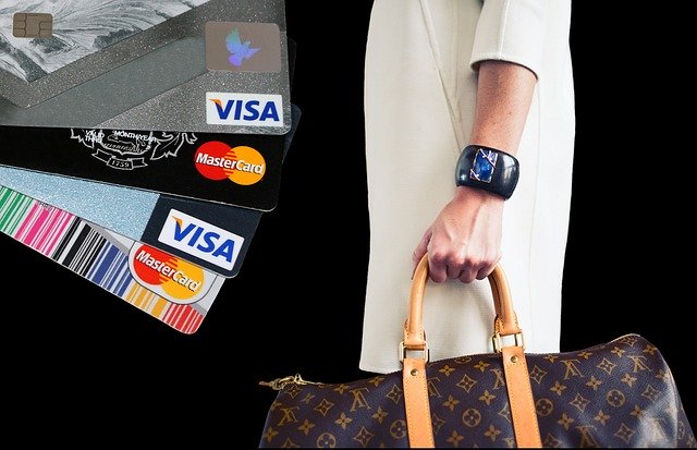 žena s nákupní kabelou a kreditními kartami